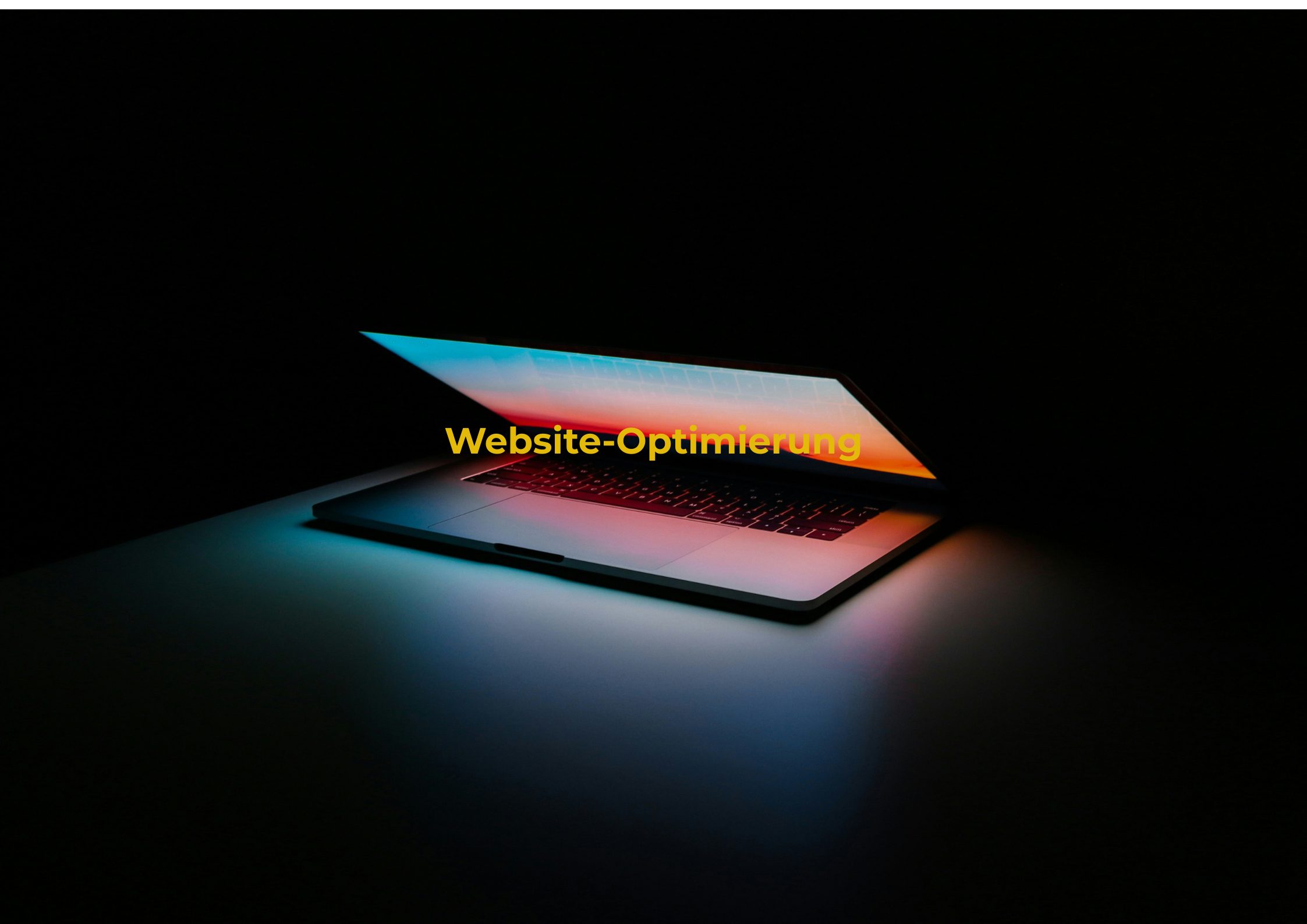 ein Macbook in einer dunklen Umgebung. Es ist leicht aufgeklappt und wirft farbiges Licht vom Bildschirm ab. Auf dem Bild steht Website-Optimierung.