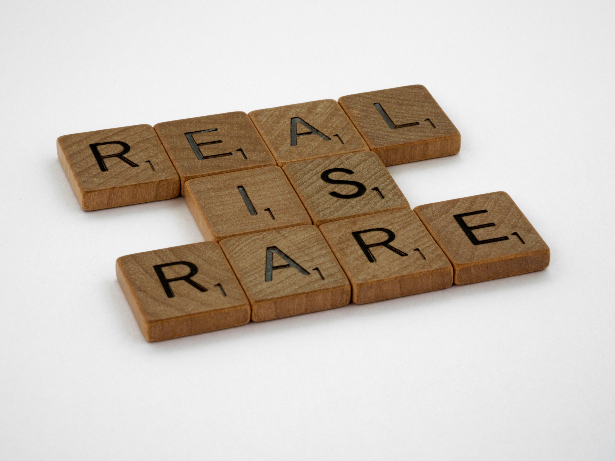 Scrabble-Steine bilden den Satz REAL IS RARE, echt und authentisch zu sein ist selten